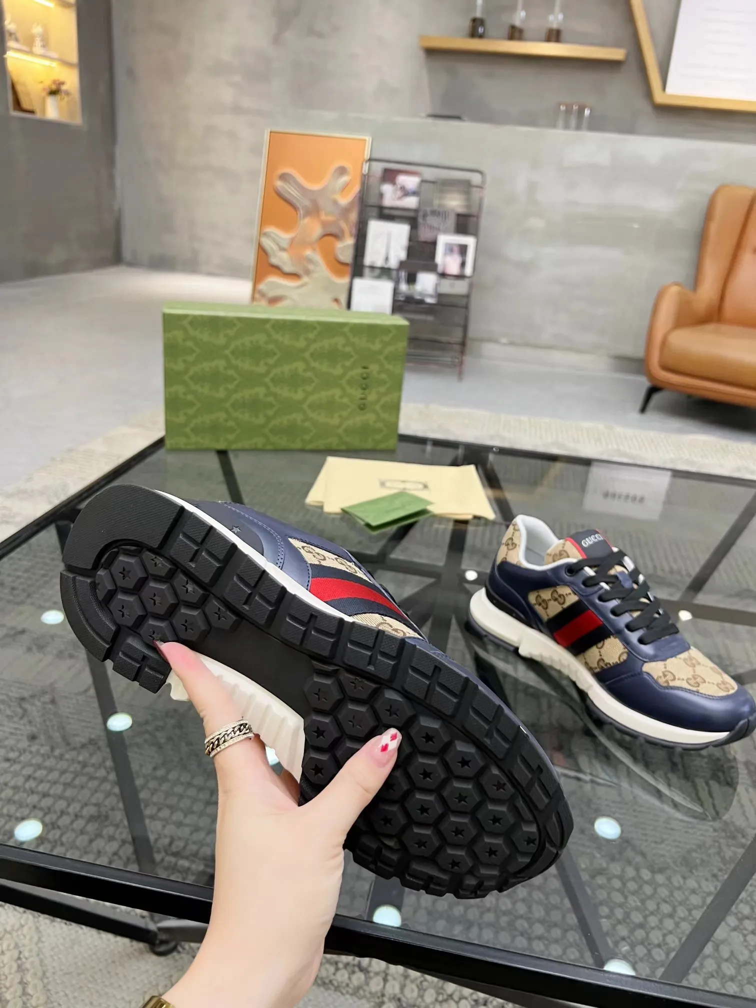 P440 new men's shoes GUCCI [Lightning] latest shoes are shipped. Original quality, fashionable, made of special materials, sheepskin lining, brand new packaging. The foot feels super comfortable and the workmanship is impeccable. Size: 38-45
